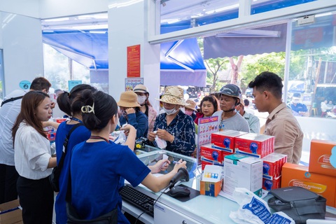 Khách hàng hào hứng tham gia chương trình giờ vàng 1.234 đồng tại FPT Long Châu - Ảnh 4. Khách hàng hào hứng tham gia chương trình giờ vàng 1.234 đồng tại FPT Long Châu - Ảnh 4.
