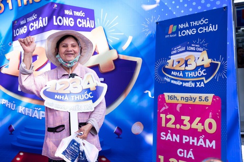 Khách hàng hào hứng tham gia chương trình giờ vàng 1.234 đồng tại FPT Long Châu - Ảnh 5. Cô Mai - khách hàng đầu tiên nhận ưu đãi tại chuỗi nhà thuốc
