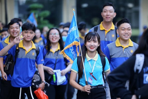 Đang trên đà tăng trưởng mạnh, ngành du lịch lại gặp “cơn khát” nhân sự - Ảnh 1. Học viên ngành Hướng dẫn Du lịch trường Saigontourist đi thực tập thực tế