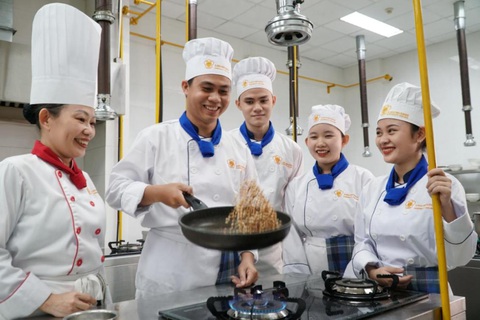 Đang trên đà tăng trưởng mạnh, ngành du lịch lại gặp “cơn khát” nhân sự - Ảnh 3. Học viên ngành Kỹ thuật chế biến món ăn trường Saigontourist học thực hành