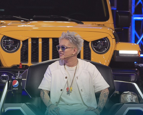 Rapper B Ray tại Rap Việt mùa 3 - Ảnh: BTC Rapper B Ray làm huấn luyện viên tại Rap Việt, anh có thêm nhiều người hâm mộ qua chương trình - Ảnh: BTC