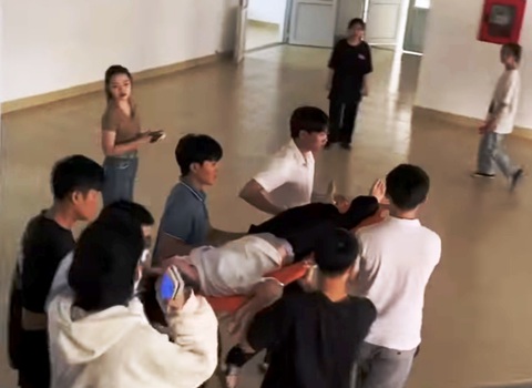 Đang trong giờ học, một nữ sinh viên bị đột quỵ - Ảnh 1. Đang trong giờ học, một nữ sinh viên bị đột quỵ - Ảnh 1.