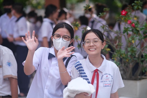 Đề ngoại ngữ kỳ thi lớp 10 TP.HCM dễ thở, thí sinh cười tươi ra về - Ảnh 1. Đề ngoại ngữ kỳ thi lớp 10 TP.HCM dễ thở, thí sinh cười tươi ra về - Ảnh 1.