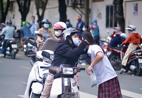 Cái hôn động viên của mẹ trong buổi thi chiều ngày 6-6 - Ảnh: NGỌC PHƯỢNG Nụ hôn động viên của mẹ trước buổi thi chiều 6-6 - Ảnh: NGỌC PHƯỢNG