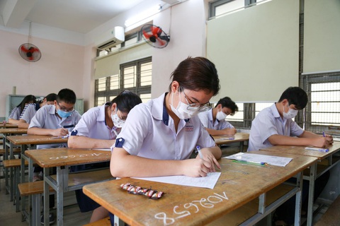 Thí sinh điền thông tin cần thiết vào giấy thi, sẵn sàng cho môn thi đầu tiên - Ảnh: PHƯƠNG QUYÊN Thí sinh điền thông tin cần thiết vào giấy thi, sẵn sàng cho môn thi đầu tiên - Ảnh: PHƯƠNG QUYÊN