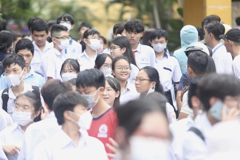Các em học sinh tại điểm thi THPT Trưng Vương (quận 1, TP. HCM) hào hứng về đề thi mở của môn thi đầu tiên - Ảnh: PHƯƠNG QUYÊN Các em học sinh tại điểm thi Trường THPT Trưng Vương (quận 1, TP. HCM) hào hứng về đề thi mở của môn thi đầu tiên - Ảnh: PHƯƠNG QUYÊN