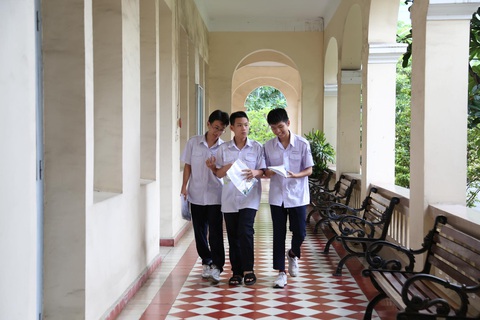 Thí sinh tự tin trước giờ thi môn ngoại ngữ - Ảnh: PHƯƠNG QUYÊN Thí sinh vui vẻ chuẩn bị bước vào thi môn ngoại ngữ - Ảnh: PHƯƠNG QUYÊN