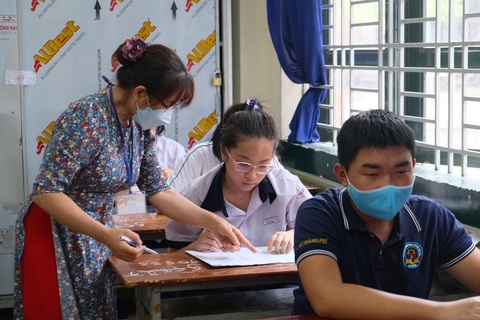 Thí sinh tại điểm trường THPT Nguyễn Hữu Huân, TP Thủ Đức - Ảnh: NGỌC PHƯỢNG Thí sinh tại điểm thi Trường THPT Nguyễn Hữu Huân, TP Thủ Đức trước giờ thi môn ngoại ngữ - Ảnh: NGỌC PHƯỢNG