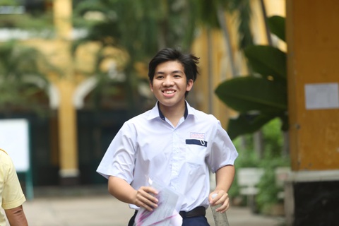 Đề thi văn lớp 10 TP.HCM: Để những suy nghĩ cất lên thành lời... - Ảnh 6. Nụ cười rạng rỡ của nam thí sinh sau giờ thi môn văn - Ảnh: PHƯƠNG QUYÊN