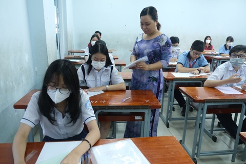 Thí sinh tại điểm thi trường THCS Đoàn Thị Điểm, quận 3 trong buổi thi môn Ngữ Văn - Ảnh: NGỌC PHƯỢNG Thí sinh thi môn ngữ văn tại điểm thi trường THCS Đoàn Thị Điểm, quận 3 - Ảnh: NGỌC PHƯỢNG