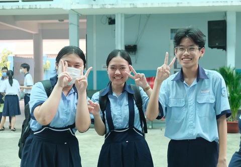 Đề thi văn lớp 10 TP.HCM: Để những suy nghĩ cất lên thành lời... - Ảnh 8. Nhóm bạn Gia Tuấn (THCS Lê Lợi) cho biết sau khi xem lại bài, các bạn chắc chắn sẽ trên 6 điểm - Ảnh: NGỌC PHƯỢNG