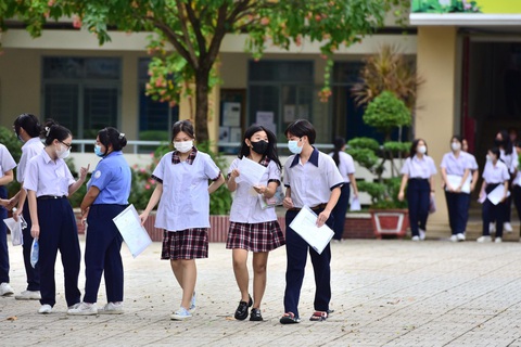 Đề thi văn lớp 10 TP.HCM: Để những suy nghĩ cất lên thành lời... - Ảnh 9. Thí sinh trao đổi bài sau giờ thi môn văn - Ảnh: DUYÊN PHAN
