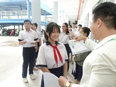 Thí sinh chuẩn bị vào phòng thi tại điểm thi Trường THPT Nguyễn Khuyến, Q.10. TPHCM - Ảnh: NHƯ HÙNG Thí sinh chuẩn bị vào phòng thi để thi môn đầu tiên sáng 6-6 - Ảnh: NHƯ HÙNG