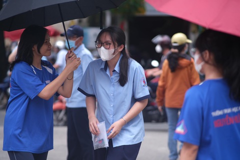 Các em học sinh trường THPT Nguyễn Hữu Huân (TP Thủ Đức) hỗ trợ thí sinh thi tại điểm trường - Ảnh: NGỌC PHƯỢNG Các em học sinh trường THPT Nguyễn Hữu Huân (TP Thủ Đức) hỗ trợ và động viên thí sinh thi đi thi - Ảnh: NGỌC PHƯỢNG
