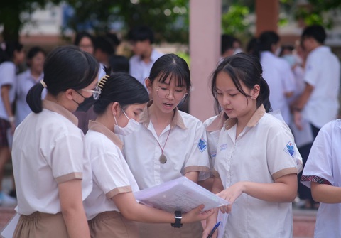 Nhóm bạn của Trâm Anh (THCS Lương Đình Của) dò lại đáp án với nhau - Ảnh: NGỌC PHƯỢNG Thí sinh tham dự kỳ thi tuyển sinh lớp 10 ở TP.HCM năm 2023 dò lại đáp án sau giờ thi - Ảnh: NGỌC PHƯỢNG