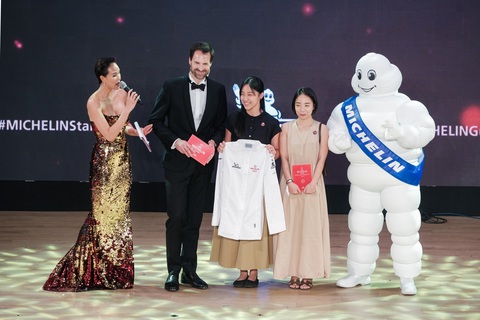 Mai Anh (thứ hai, bên phải) cùng chị em đồng sáng lập Tầm Vị nhận sao Michelin - Ảnh: M.THƯƠNG Mai Anh (thứ hai, bên phải) cùng chị em đồng sáng lập Tầm Vị nhận sao Michelin - Ảnh: M.THƯƠNG