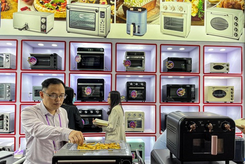 Một cửa hàng bán lẻ lò nướng tại Hội chợ Xuất nhập khẩu Trung Quốc, ở Quảng Châu, tỉnh Quảng Đông, Trung Quốc ngày 16-4 - Ảnh: REUTERS Một gian hàng tại Hội chợ Xuất nhập khẩu Trung Quốc, ở Quảng Châu, tỉnh Quảng Đông, Trung Quốc ngày 16-4 - Ảnh: REUTERS
