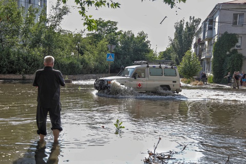 Vỡ đập Nova Kakhovka: Người Ukraine bì bõm dọn đồ dưới đạn pháo - Ảnh 7. Vỡ đập Nova Kakhovka: Người Ukraine bì bõm dọn đồ dưới đạn pháo - Ảnh 7.