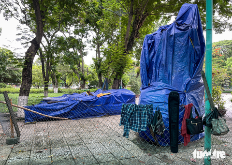 Cận cảnh tượng Trần Nguyên Hãn, vua Lê Lợi được bảo vệ sơ sài, một trong hai đã vỡ vụn - Ảnh 1. Khu vực để tượng Trần Nguyên Hãn và vua Lê Lợi ở công viên Phú Lâm (quận 6)