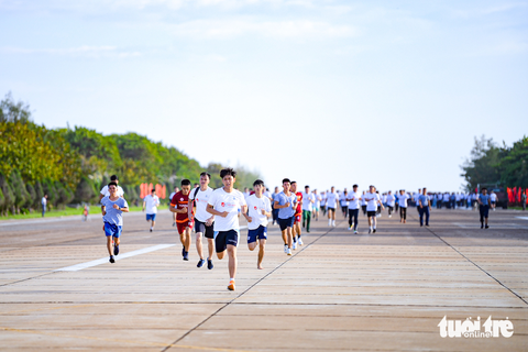 Lần đầu tiên trên đảo Trường Sa lớn, hàng trăm sinh viên cùng chạy 'Vì Trường Sa thân yêu' - Ảnh 3. Nhiều hoạt động ý nghĩa được Trung ương Hội Sinh viên tổ chức tại đảo Trường Sa Lớn, trong đó nổi bật là giải chạy ‘Vì Trường Sa thân yêu’, diễn ra trên khu vực đường băng của đảo