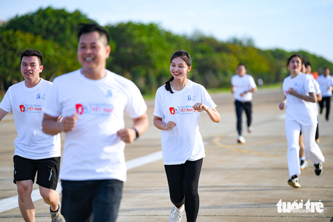 Lần đầu tiên trên đảo Trường Sa lớn, hàng trăm sinh viên cùng chạy 'Vì Trường Sa thân yêu' - Ảnh 4. Các bạn sinh viên vô cùng hào hứng và vui vẻ khi tham gia giải chạy đặc biệt ý nghĩa này
