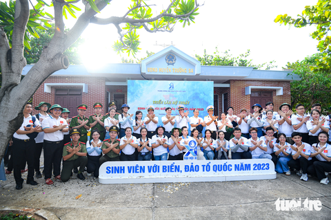 Lần đầu tiên trên đảo Trường Sa lớn, hàng trăm sinh viên cùng chạy 'Vì Trường Sa thân yêu' - Ảnh 10. Triển lãm mỹ thuật “Sinh viên với biển, đảo Tổ quốc” năm 2023 lần đầu tiên được tổ chức trên đảo Trường Sa Lớn