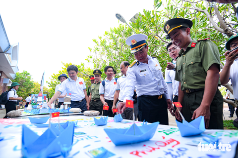 Lần đầu tiên trên đảo Trường Sa lớn, hàng trăm sinh viên cùng chạy 'Vì Trường Sa thân yêu' - Ảnh 11. Nhiều mô hình, tác phẩm nghệ thuật sáng tạo thể hiện vẻ đẹp, tình yêu biển, đảo Việt Nam được các bạn sinh viên thực hiện bằng những vật liệu sẵn có