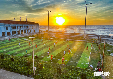 Lần đầu tiên trên đảo Trường Sa lớn, hàng trăm sinh viên cùng chạy 'Vì Trường Sa thân yêu' - Ảnh 12. Trận bóng đá giao hữu đặc biệt, trên sân bóng cũng rất đặc biệt với cảnh hoàng hôn trên đảo Trường Sa Lớn