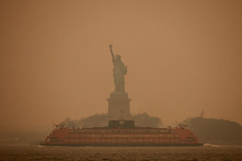 Bầu trời New York mù mịt chưa từng thấy - Ảnh 1. Bầu trời New York mù mịt chưa từng thấy - Ảnh 1.