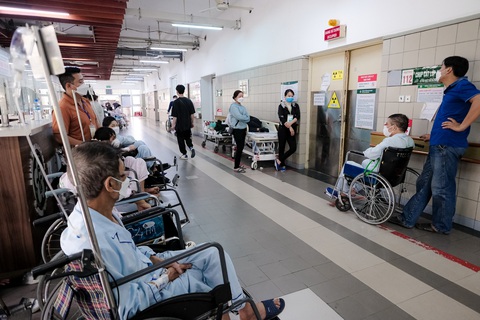 Bệnh nhân chờ chụp cắt lớp tại Bệnh viện Bạch Mai - Ảnh: NAM TRẦN Bệnh nhân chờ chụp cắt lớp tại Bệnh viện Bạch Mai - Ảnh: NAM TRẦN