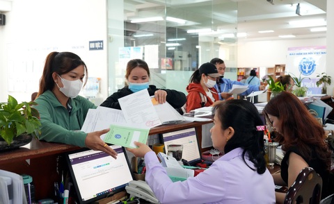 Chuyên viên văn phòng BHXH TP.HCM giải quyết thủ tục hành chính cho người dân - Ảnh: HỮU HẠNH Chuyên viên văn phòng BHXH TP.HCM giải quyết thủ tục hành chính cho người dân - Ảnh: HỮU HẠNH