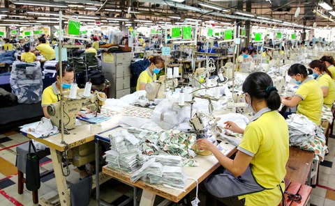 Công nhân sản xuất ngành hàng may mặc tại TP Thủ Đức (TP.HCM) - Ảnh: QUANG ĐỊNH Công nhân sản xuất ngành hàng may mặc tại TP Thủ Đức (TP.HCM) - Ảnh: QUANG ĐỊNH