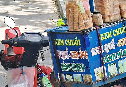 Đồ nghề bán kem dạo giờ vẫn không thiếu được cái chuông leng keng như ngày xưa - Ảnh: MẠNH DŨNG Đồ nghề bán kem dạo giờ vẫn không thiếu được cái chuông leng keng như ngày xưa - Ảnh: MẠNH DŨNG