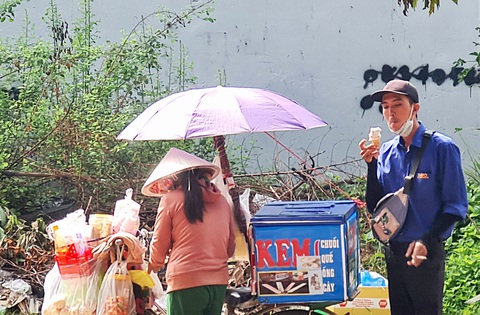 Nhiều người lớn cũng thích thú với kem dạo của bà Mai Thị Thủy - Ảnh: MẠNH DŨNG Nhiều người lớn cũng thích thú với kem dạo của bà Mai Thị Thủy - Ảnh: MẠNH DŨNG