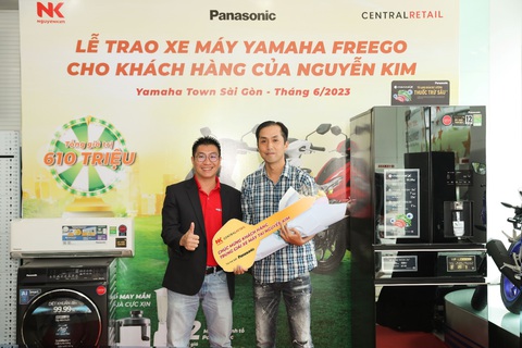 50 chiếc xe máy được Panasonic và đối tác trao tặng khách hàng - Ảnh 5. Ông Phùng Hữu Nhân - đại diện Trung tâm mua sắm Nguyễn Kim trao tặng khách hàng