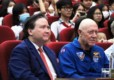 Bạn trẻ đến chật kín hội trường gặp cựu phi hành gia NASA - Ảnh 3. Bạn trẻ đến chật kín hội trường gặp cựu phi hành gia NASA - Ảnh 3.