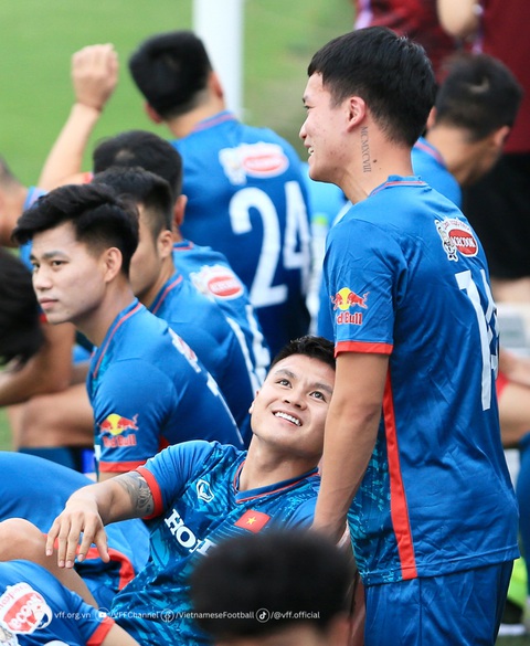 Quang Hải tập buổi đầu tiên cùng tuyển Việt Nam sau khi chia tay Pau FC - Ảnh 3. Quang Hải tập buổi đầu tiên cùng tuyển Việt Nam sau khi chia tay Pau FC - Ảnh 3.