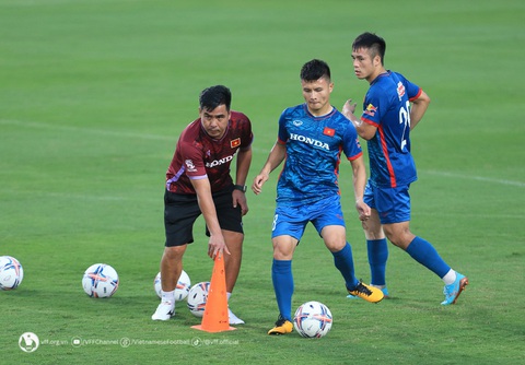 Quang Hải tập buổi đầu tiên cùng tuyển Việt Nam sau khi chia tay Pau FC - Ảnh 1. Quang Hải tập buổi đầu tiên cùng tuyển Việt Nam sau khi chia tay Pau FC - Ảnh 1.