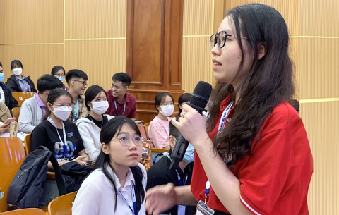 Lê Thị Thảo Linh chia sẻ kinh nghiệm công bố quốc tế tại Hội nghị giáo dục y học sinh viên toàn quốc năm 2023 - Ảnh: TRẦN HUỲNH Lê Thị Thảo Linh chia sẻ kinh nghiệm công bố quốc tế tại Hội nghị giáo dục y học sinh viên toàn quốc năm 2023 - Ảnh: TRẦN HUỲNH