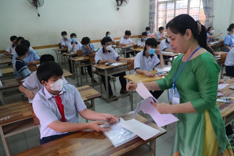 Thí sinh tại điểm thi Trường THCS Lê Văn Tám, quận Bình Thạnh trong buổi thi môn toán - Ảnh: NGỌC PHƯỢNG Thí sinh tại điểm thi Trường THCS Lê Văn Tám, quận Bình Thạnh trong buổi thi môn toán - Ảnh: NGỌC PHƯỢNG