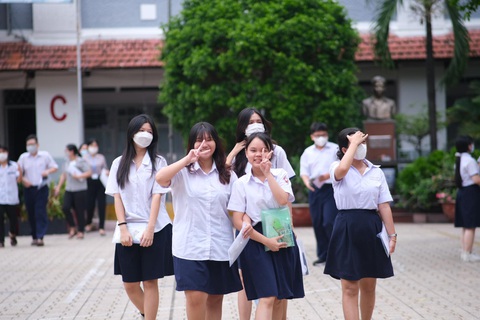 Thí sinh rời điểm trường THCS Trần Văn Ơn (quận 1, TP.HCM) sau khi hoàn thành môn Toán - Ảnh: NGỌC PHƯỢNG Thí sinh rời điểm trường THCS Trần Văn Ơn (quận 1, TP.HCM) sau giờ thi môn toán - Ảnh: NGỌC PHƯỢNG