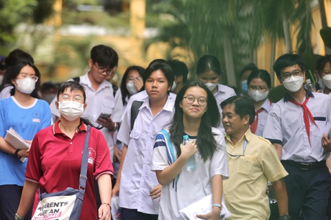 Đề thi toán được các em học sinh ở điểm trường THPT Trưng Vương (quận 1) đánh giá là thú vị và có độ phân hoá - Ảnh: PHƯƠNG QUYÊN Thí sinh khá thoải mái sau khi hoàn thành môn thi thứ ba của kỳ thi năm nay - Ảnh: PHƯƠNG QUYÊN
