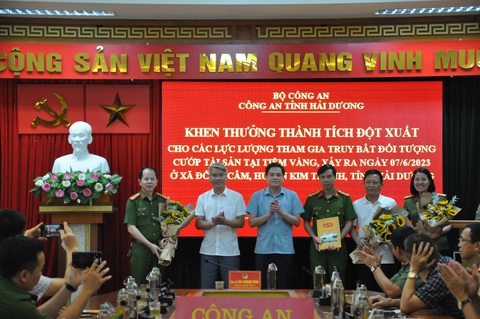Khen thưởng lực lượng truy bắt nghi phạm nổ súng cướp tiệm vàng - Ảnh 1. Khen thưởng lực lượng truy bắt nghi phạm nổ súng cướp tiệm vàng - Ảnh 1.