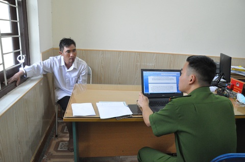 Khen thưởng lực lượng truy bắt nghi phạm nổ súng cướp tiệm vàng - Ảnh 2. Khen thưởng lực lượng truy bắt nghi phạm nổ súng cướp tiệm vàng - Ảnh 2.