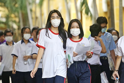 Điểm chuẩn có thể tăng nhẹ - Ảnh 1. Thí sinh tại điểm thi THPT Trưng Vương (quận 1) hoàn thành môn thi toán vào sáng 7-6 - Ảnh: P.QUYÊN