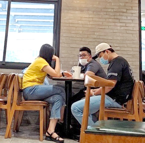 Nhóm Minh, Cương (phải) mời chào khách thuê tài khoản ngân hàng - Ảnh: cắt từ clip Nhóm Minh, Cương (phải) mời chào khách thuê tài khoản ngân hàng - Ảnh: cắt từ clip