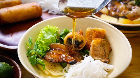 Quán ăn đường phố Hà Nội nào lọt mắt xanh thẩm định viên Michelin? - Ảnh 1. Quán ăn đường phố Hà Nội nào lọt mắt xanh thẩm định viên Michelin? - Ảnh 1.