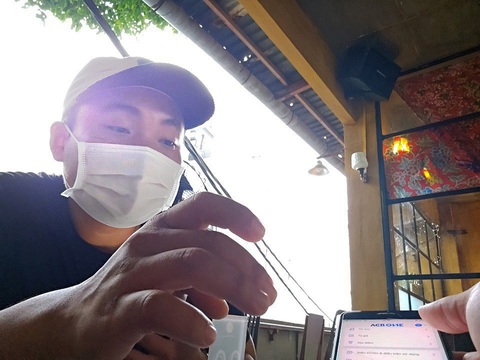 Nam thanh niên tên Cương hướng dẫn khách vào ứng dụng của một ngân hàng để kiểm tra tài khoản mà Cương rao bán - Ảnh cắt từ clip Nam thanh niên tên Cương hướng dẫn khách vào ứng dụng của một ngân hàng để kiểm tra tài khoản mà Cương rao bán - Ảnh cắt từ clip
