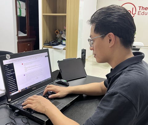 Học ngoại ngữ bằng... ChatGPT - Ảnh 1. Quang Nhật dùng phần mềm ChatGPT bổ trợ dạy kỹ năng Viết (writing) cho học sinh ôn tập IELTS - Ảnh: NVCC