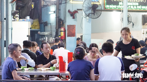 Cơm tấm Ba Ghiền được Michelin gọi tên, khách hàng tranh cãi, chủ quán nói gì? - Ảnh 2. Cơm tấm Ba Ghiền được Michelin gọi tên, khách hàng tranh cãi, chủ quán nói gì? - Ảnh 2.